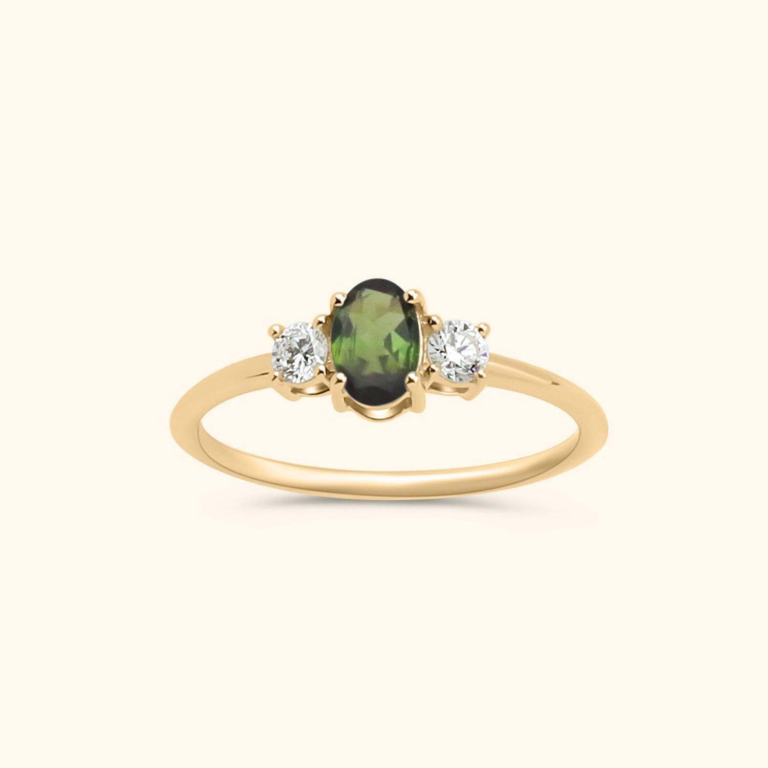 Elegante 9 karaat gouden ring met een ovale groene toermalijn en twee fonkelende diamanten aan weerszijden.
